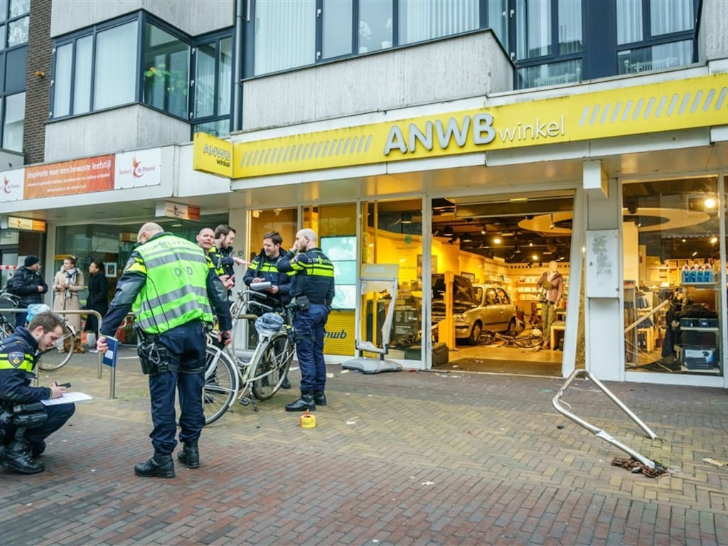 Bestuurder Die ANWB winkel In Zeist Binnenreed Is 91 Jaar Oud bestuurder-die-anwb-winkel-in-zeist-binnenreed-is-91-jaar-oud